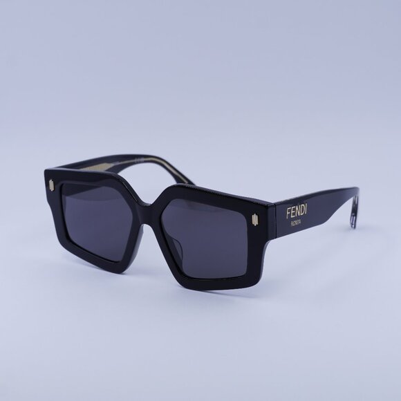 Fendi FE40162F 01A Sunglasses Shiny Black Geometric Frame, Smoke Lenses - Picture 1 of 10